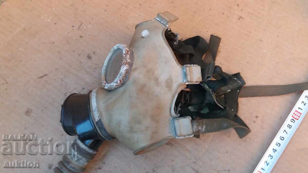 Licitație MASCĂ DE GAZE VECHE CU FURTUN ȘI FILTRU Licitație MASCĂ DE GAZE VECHE CU FURTUN ȘI FILTRU