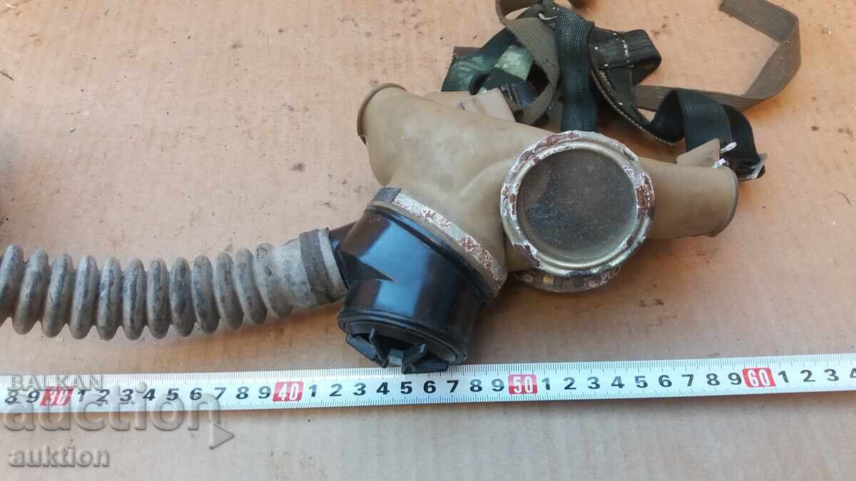 MASCĂ DE GAZE VECHE CU FURTUN ȘI FILTRU - 6 MASCĂ DE GAZE VECHE CU FURTUN ȘI FILTRU - 6