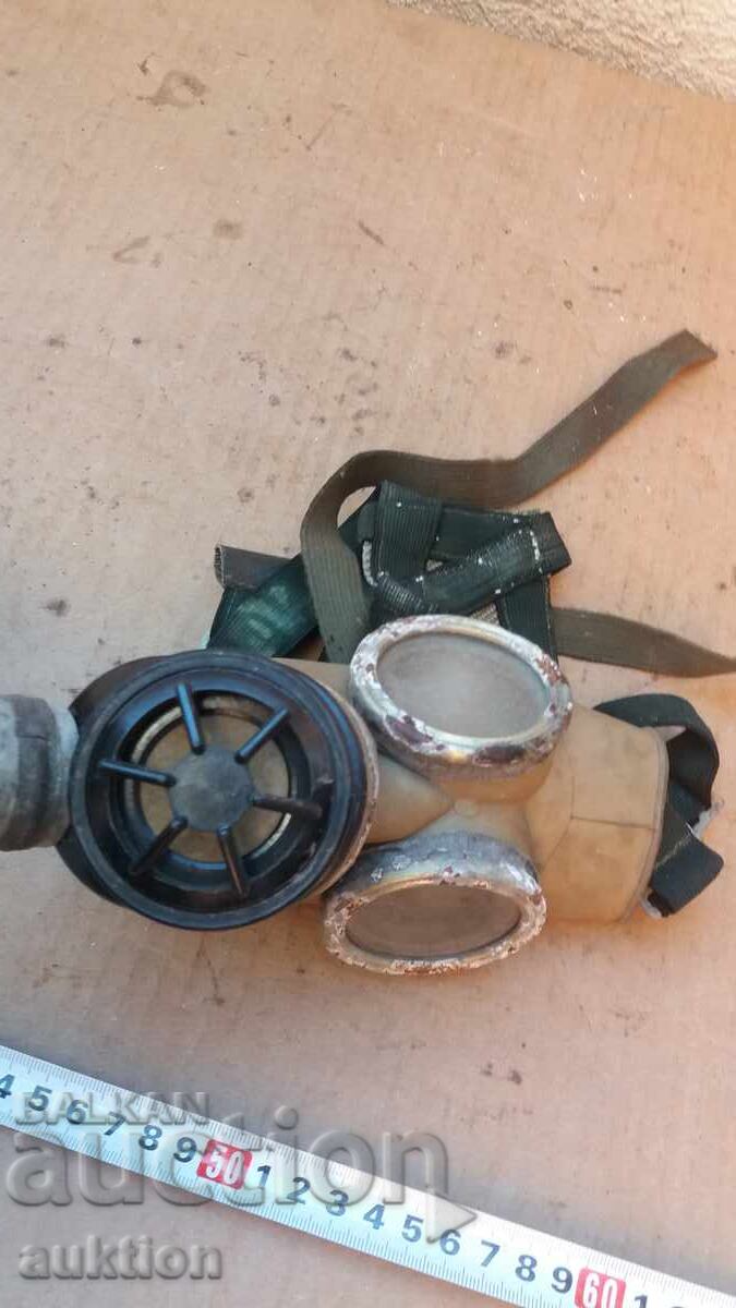 MASCĂ DE GAZE VECHE CU FURTUN ȘI FILTRU - 7 MASCĂ DE GAZE VECHE CU FURTUN ȘI FILTRU - 7