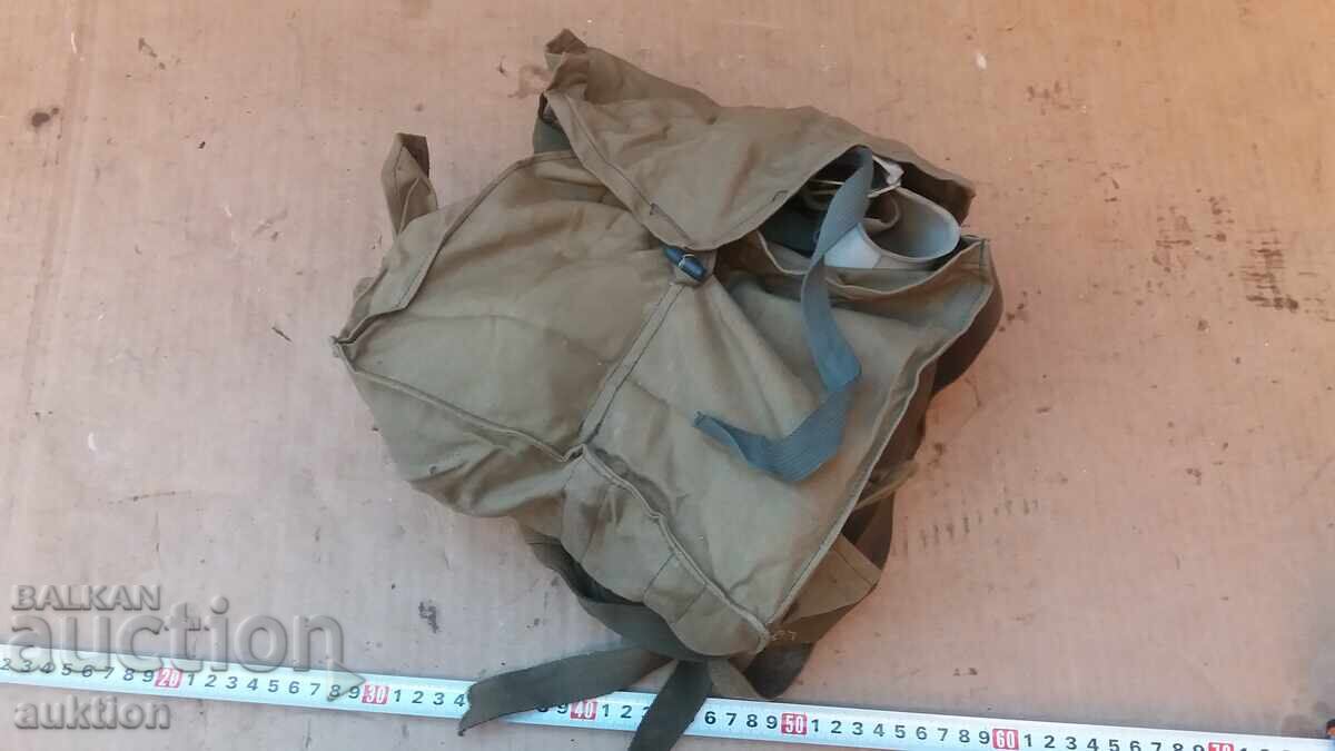 Licitație MASCĂ DE GAZE VECHE CU FURTUN ȘI FILTRU ÎN GEANTĂ DE BRELAC