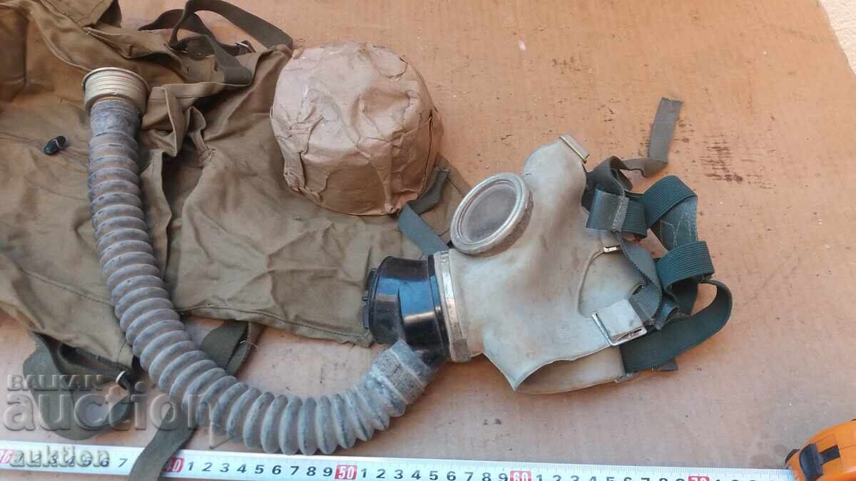 Livrarea MASCĂ DE GAZE VECHE CU FURTUN ȘI FILTRU ÎN GEANTĂ DE BRELAC