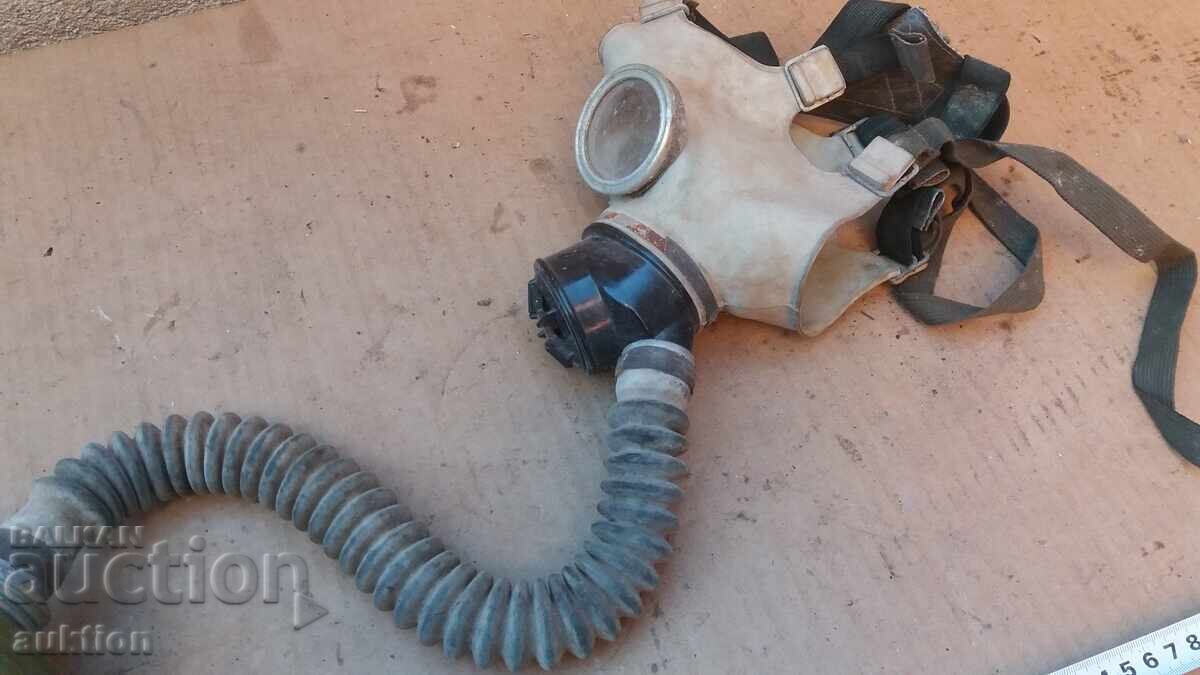 Livrarea MASCĂ DE GAZE VECHE CU FURTUN ȘI FILTRU