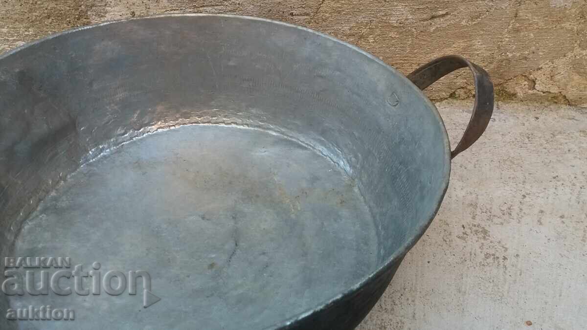 Licitație TAVĂ MARE DIN CUPRU FORJAT ÎN STIL REVIVAL, COSITORITĂ, PENTRU MIEL