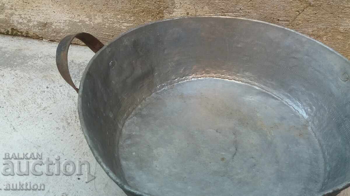 Livrarea TAVĂ MARE DIN CUPRU FORJAT ÎN STIL REVIVAL, COSITORITĂ, PENTRU MIEL
