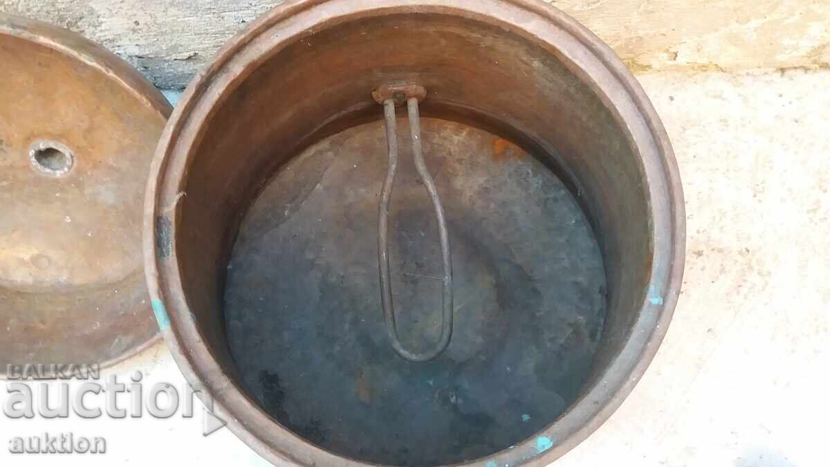 Licitație VECHI CAZAN DE CUPRU FORJAT DIN PERIOADA RENAȘTERII PENTRU FIERT RACHIU