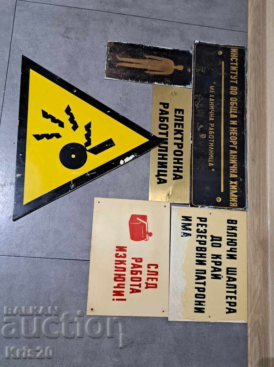 Lot de tăblițe din plastic și alamă din perioada socialistă