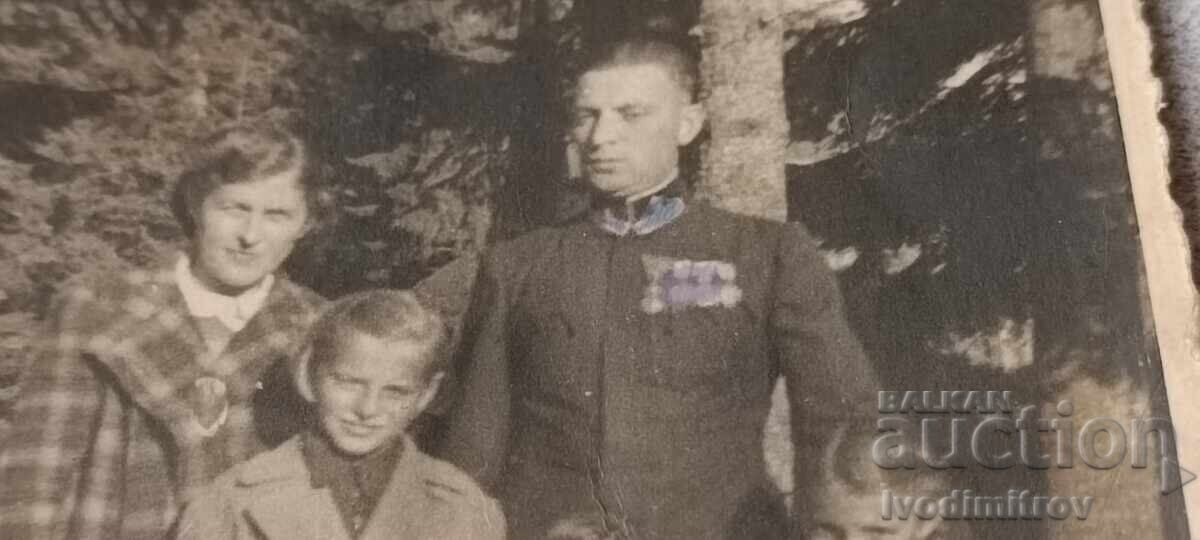 Fotografie ofițer cu ordine și medalii împreună cu familia sa cu preț € 2.26 | 4.42 BGN Fotografie ofițer cu ordine și medalii împreună cu familia sa cu preț € 2.26 | 4.42 BGN