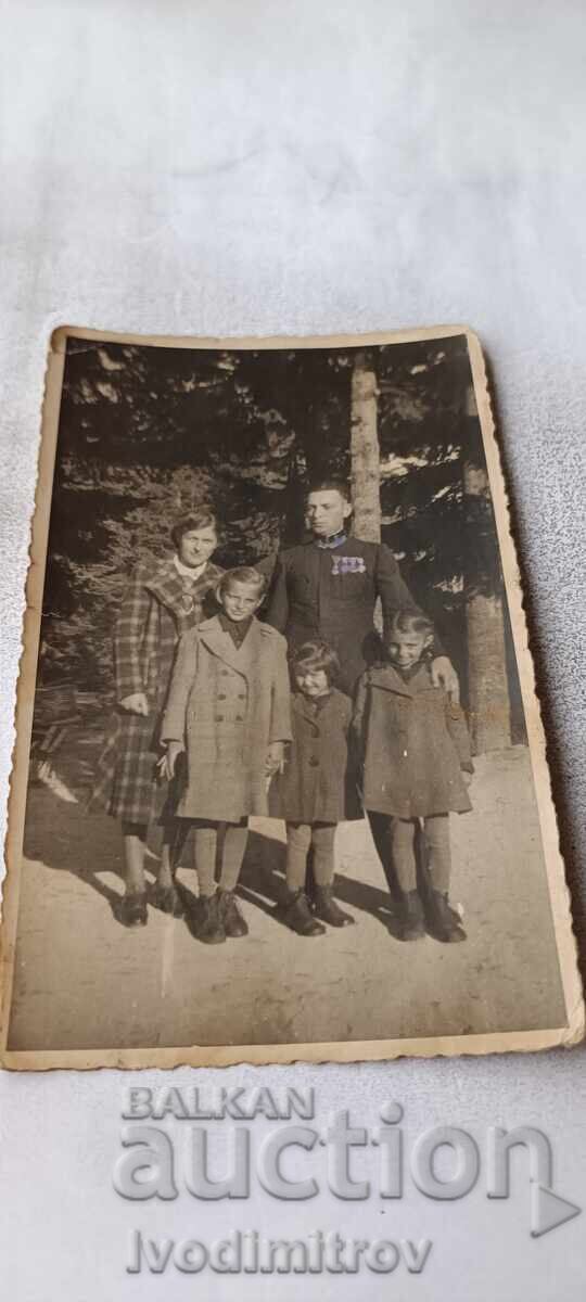 Fotografie ofițer cu ordine și medalii împreună cu familia sa Fotografie ofițer cu ordine și medalii împreună cu familia sa