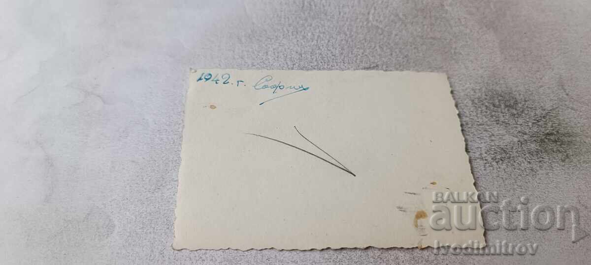 Fotografie Sofia Doi tineri într-un foaier de teatru 1942 cu preț € 1.18 | 2.31 BGN