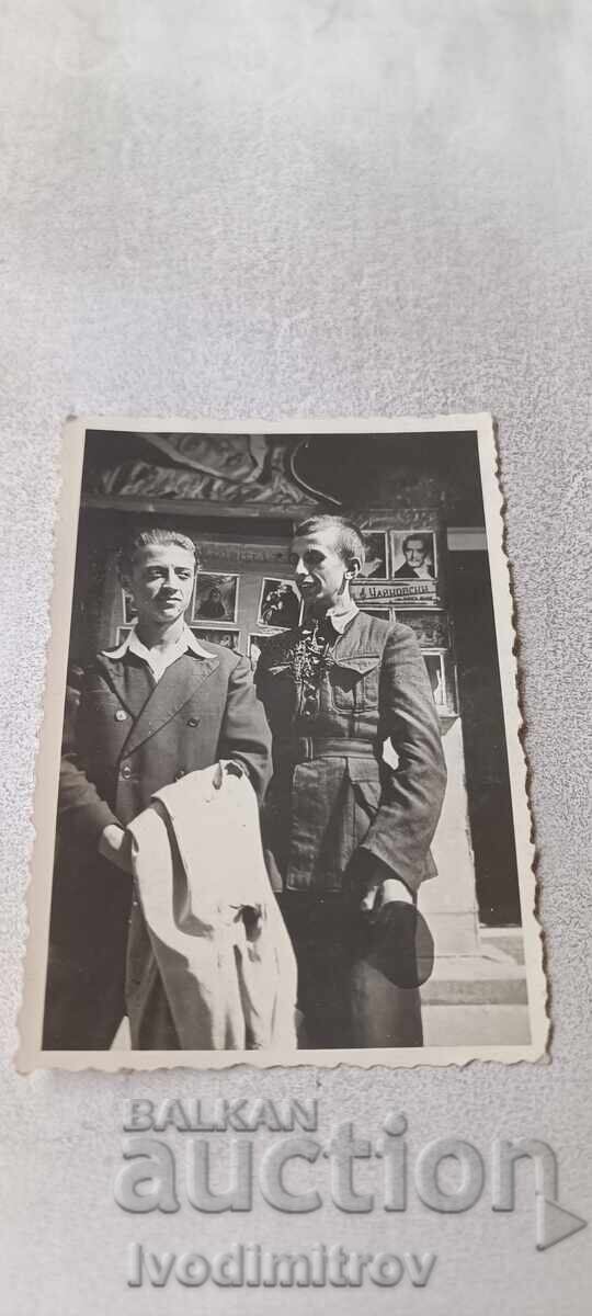 Fotografie Sofia Doi tineri într-un foaier de teatru 1942