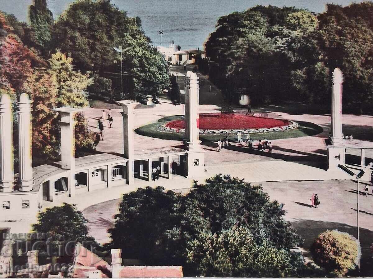 Снимка пощенска картичка Варна 1960г Морската градина с цена € 12.94 | 25.31 лв. Снимка пощенска картичка Варна 1960г Морската градина с цена € 12.94 | 25.31 лв.