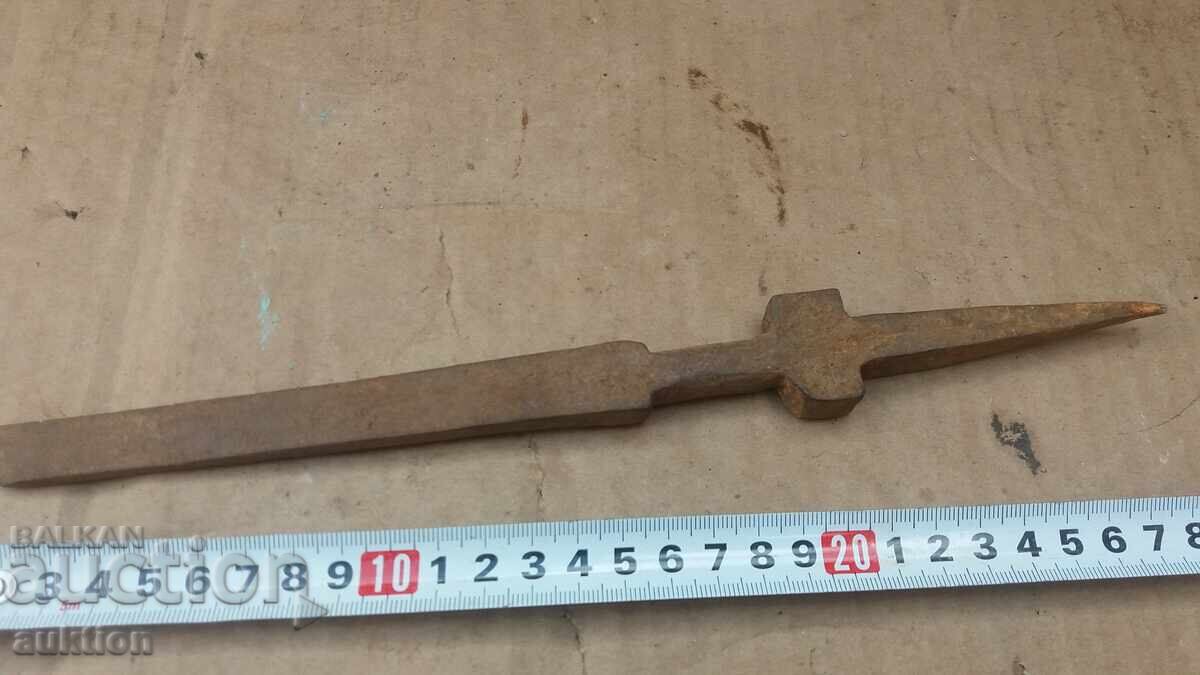 UNEALTĂ MASIVĂ DIN OȚEL FORJAT PENTRU CIOPLIT LEMN cu preț € 4.99 | 9.76 BGN