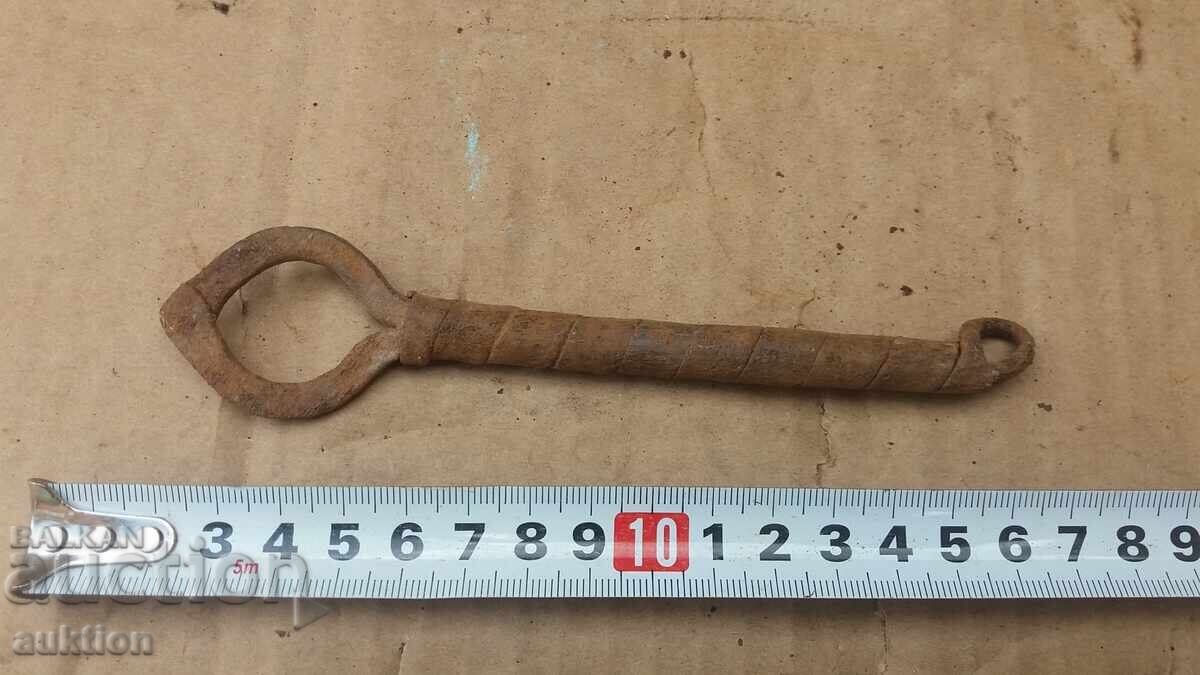 UNICAT ZĂVOR FORJAT ÎN STILUL RENAȘTERII PENTRU POARTĂ cu preț € 6.99 | 13.67 BGN UNICAT ZĂVOR FORJAT ÎN STILUL RENAȘTERII PENTRU POARTĂ cu preț € 6.99 | 13.67 BGN