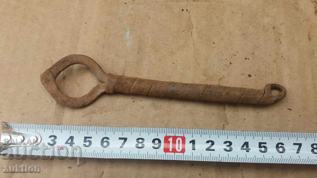 Livrarea UNICAT ZĂVOR FORJAT ÎN STILUL RENAȘTERII PENTRU POARTĂ Livrarea UNICAT ZĂVOR FORJAT ÎN STILUL RENAȘTERII PENTRU POARTĂ