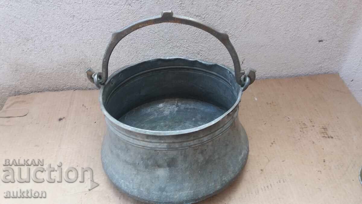 CĂLDĂRUȘĂ, CAZAN, VAS DIN CUPRU FORJAT ÎN STIL RENASCENTIST, 10 LITRI cu preț € 49.99 | 97.77 BGN CĂLDĂRUȘĂ, CAZAN, VAS DIN CUPRU FORJAT ÎN STIL RENASCENTIST, 10 LITRI cu preț € 49.99 | 97.77 BGN