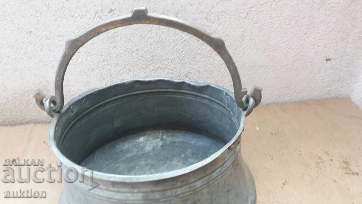 Licitație CĂLDĂRUȘĂ, CAZAN, VAS DIN CUPRU FORJAT ÎN STIL RENASCENTIST, 10 LITRI Licitație CĂLDĂRUȘĂ, CAZAN, VAS DIN CUPRU FORJAT ÎN STIL RENASCENTIST, 10 LITRI