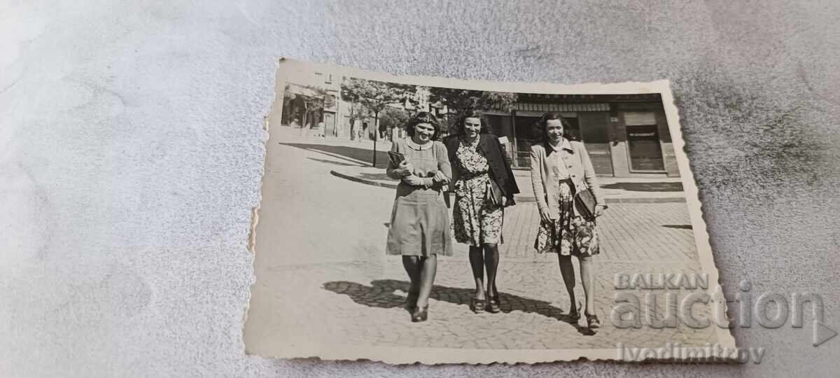 Fotografie Sofia Trei fete tinere la plimbare