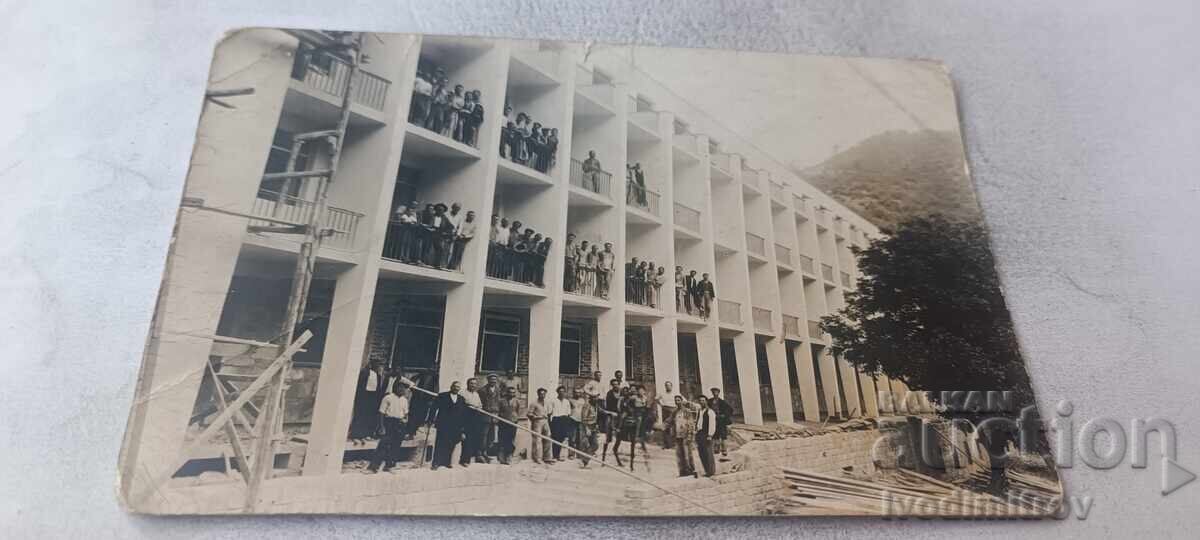 Φωτογραφία Εργάτες σε νεόδμητο θέρετρο