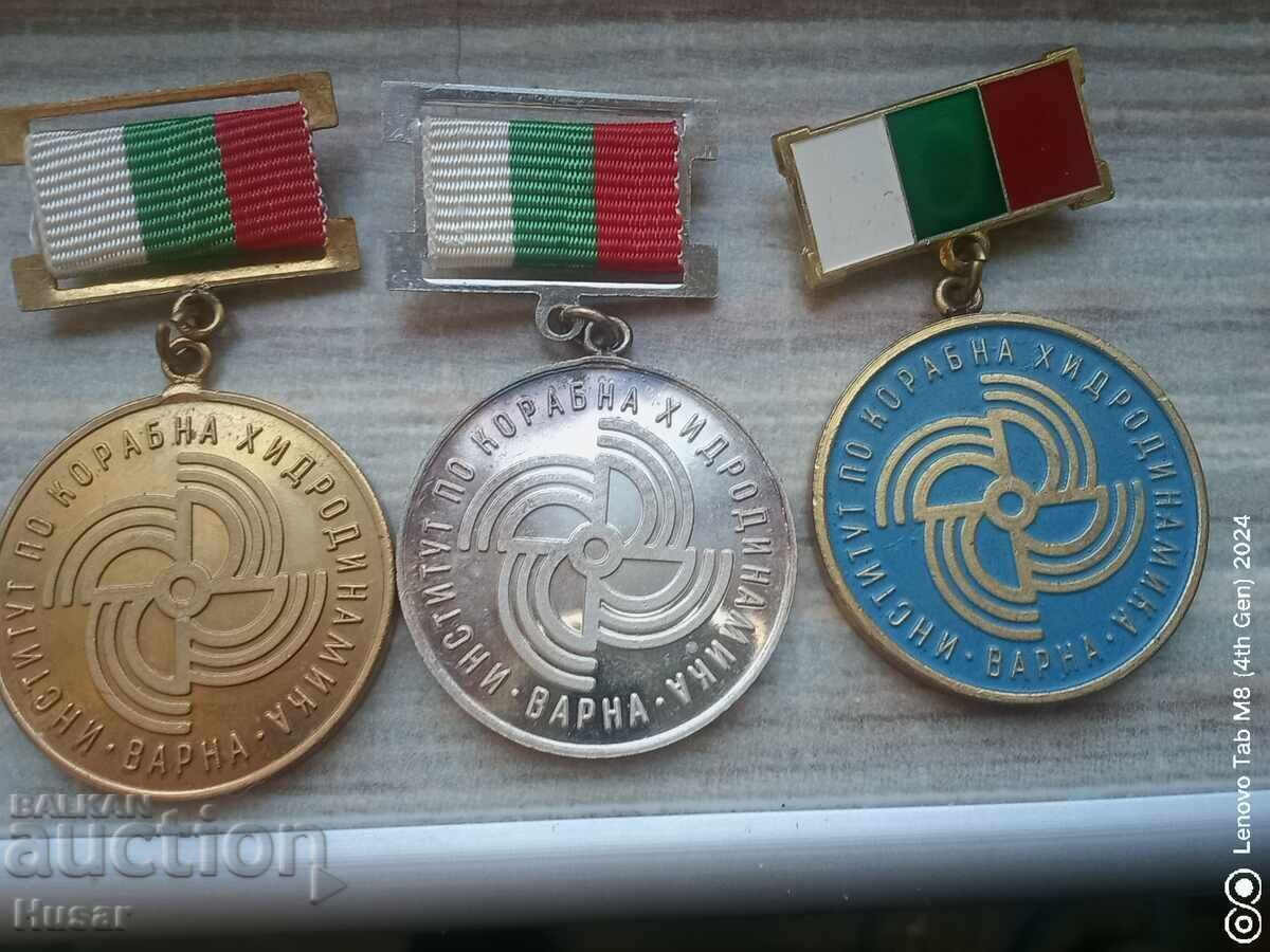 Set rar 3 medalii Institutul de Hidrodinamică Navală Varna cu preț € 15.99 | 31.27 BGN