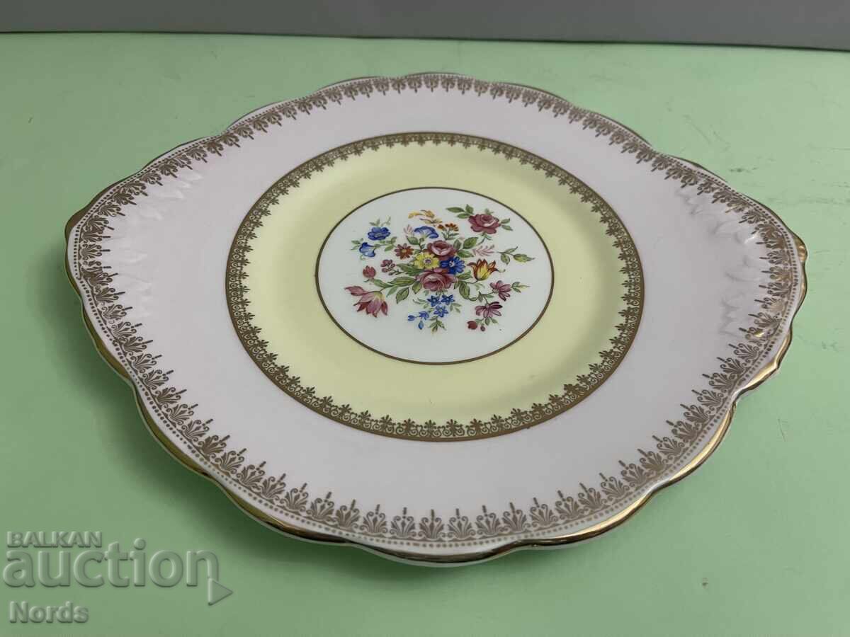 Un platou frumos de portelan cu preț € 14.00 | 27.38 BGN