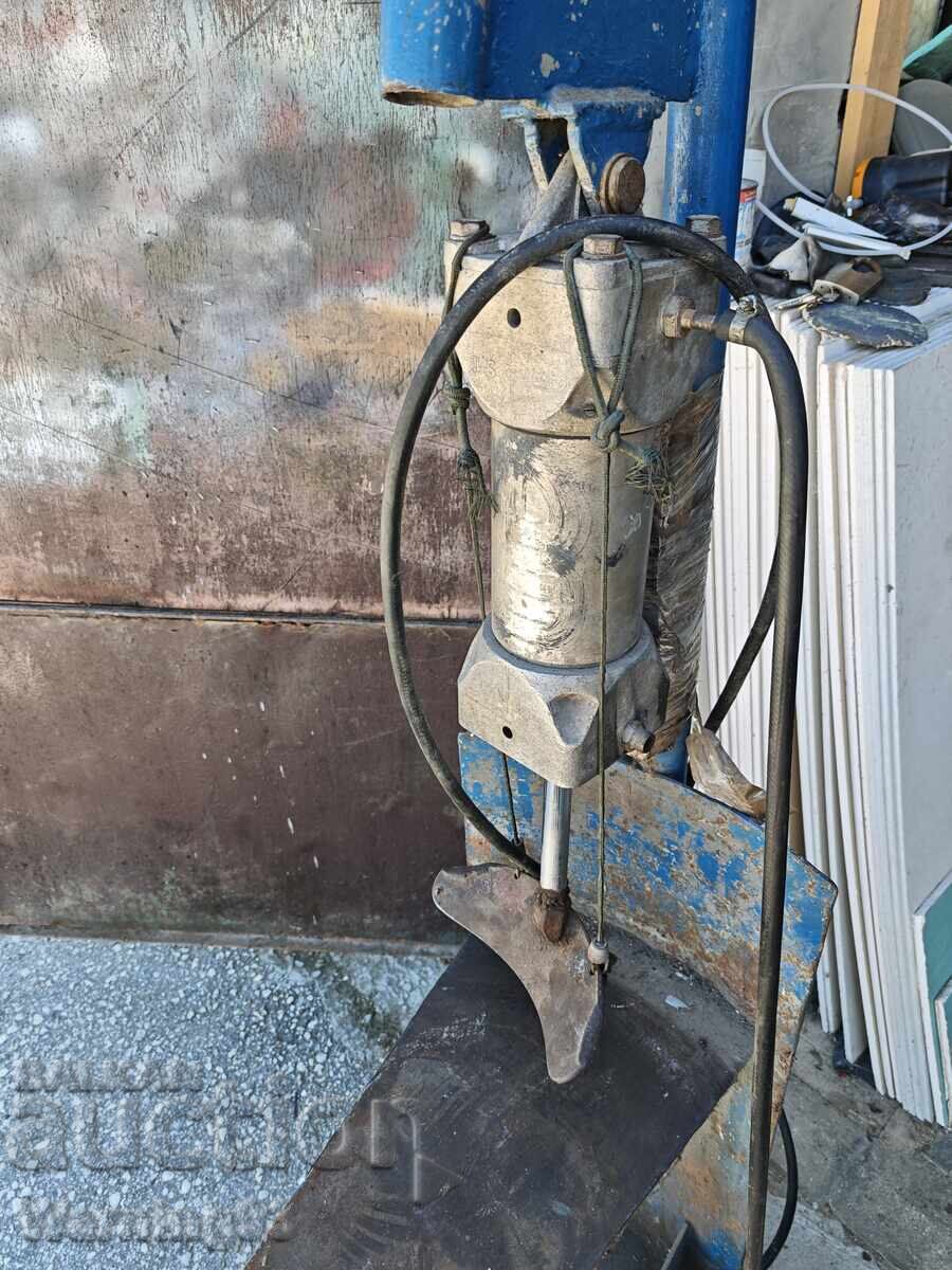 Mașină pneumatică pentru anvelope - demontare anvelope de pe jante cu preț € 100.00 | 195.58 BGN