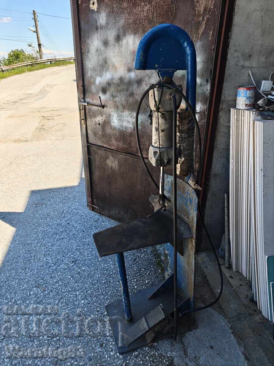 Mașină pneumatică pentru anvelope - demontare anvelope de pe jante