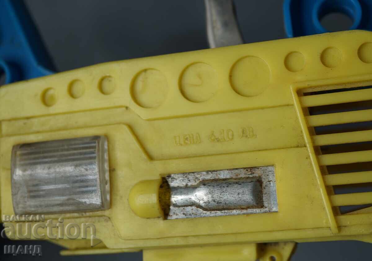 Licitație Vechi pistol blaster spațial din plastic, din perioada socialistă bulgărească Licitație Vechi pistol blaster spațial din plastic, din perioada socialistă bulgărească