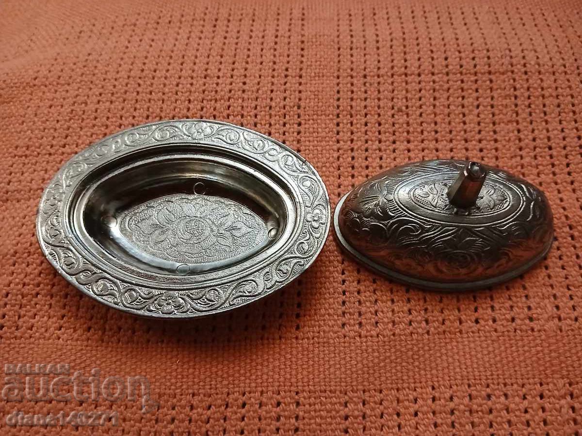 Frumos vas oval din metal, lungime aprox. 9 cm