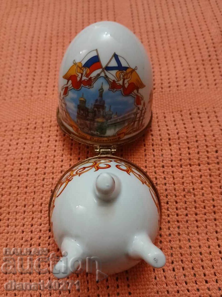 Licitație Ou suvenir din porțelan din Sankt Petersburg, cu o înălțime de aproximativ 9 cm Licitație Ou suvenir din porțelan din Sankt Petersburg, cu o înălțime de aproximativ 9 cm