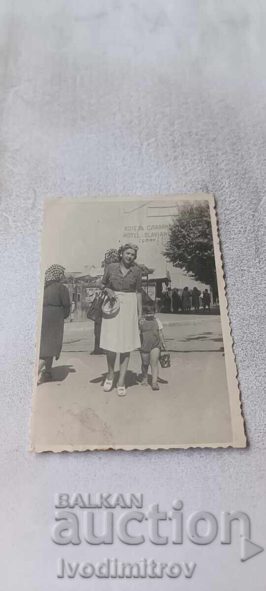 Fotografie Varna Femeie și fetiță la plimbare