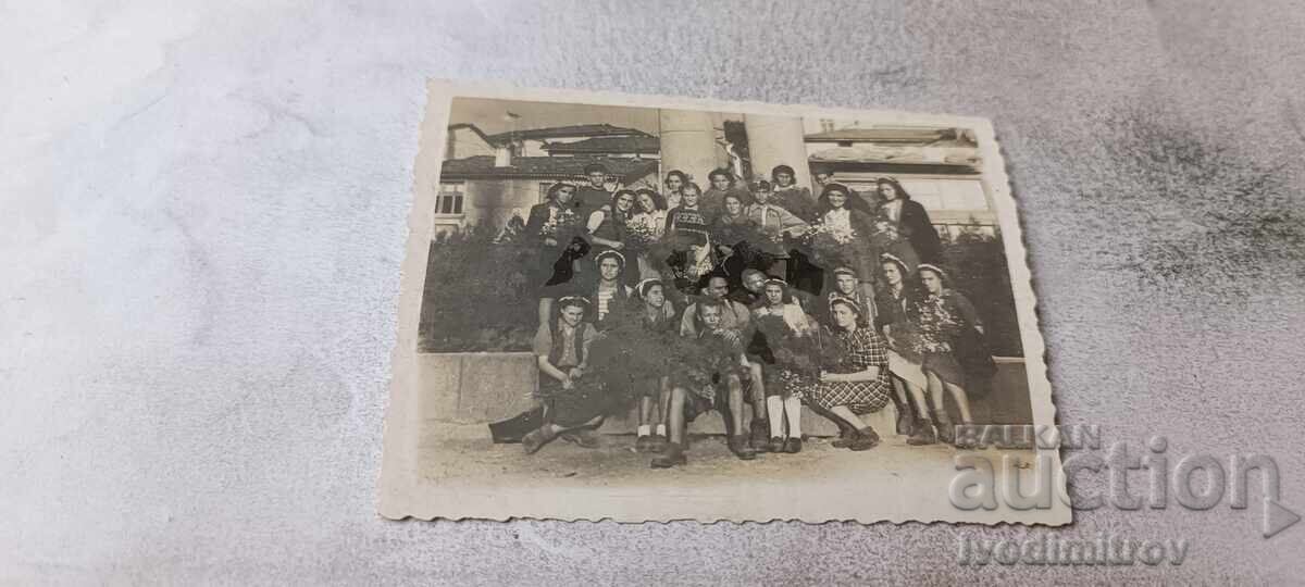 Fotografie Asenovgrad Eleve din clasa a IV-a cu învățătorul lor 1946