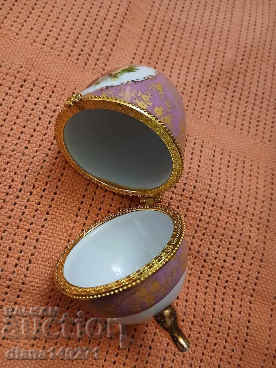 Licitație Cutie din porțelan în formă de ou, 10 cm, stil Fabergé, pictată manual