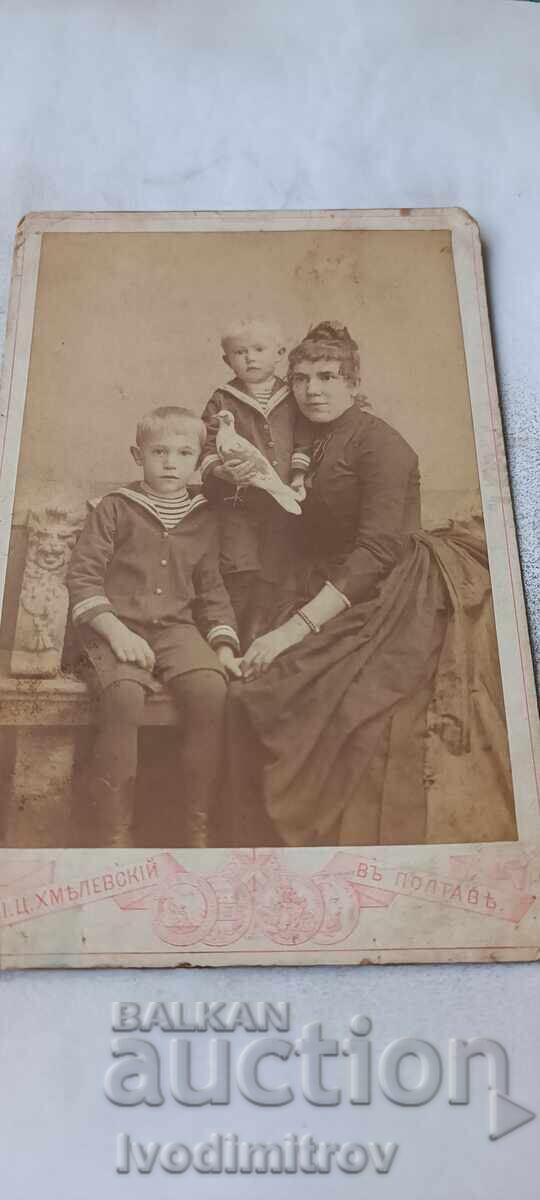 Foto Femeie și doi băieți