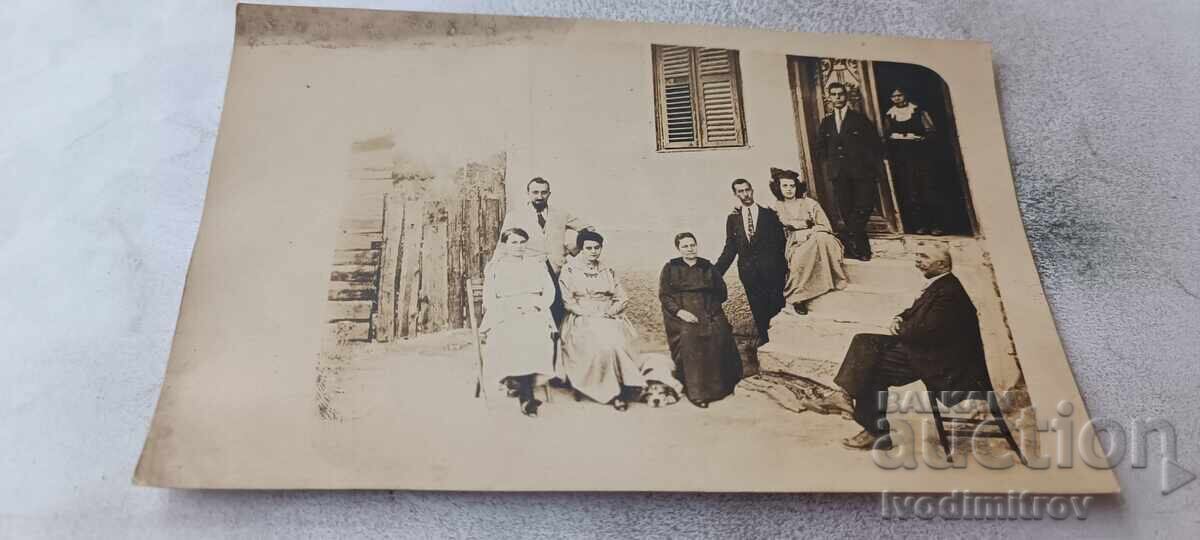 Снимка Белово Мъже и жени на стълби пред къща 1909 Снимка Белово Мъже и жени на стълби пред къща 1909