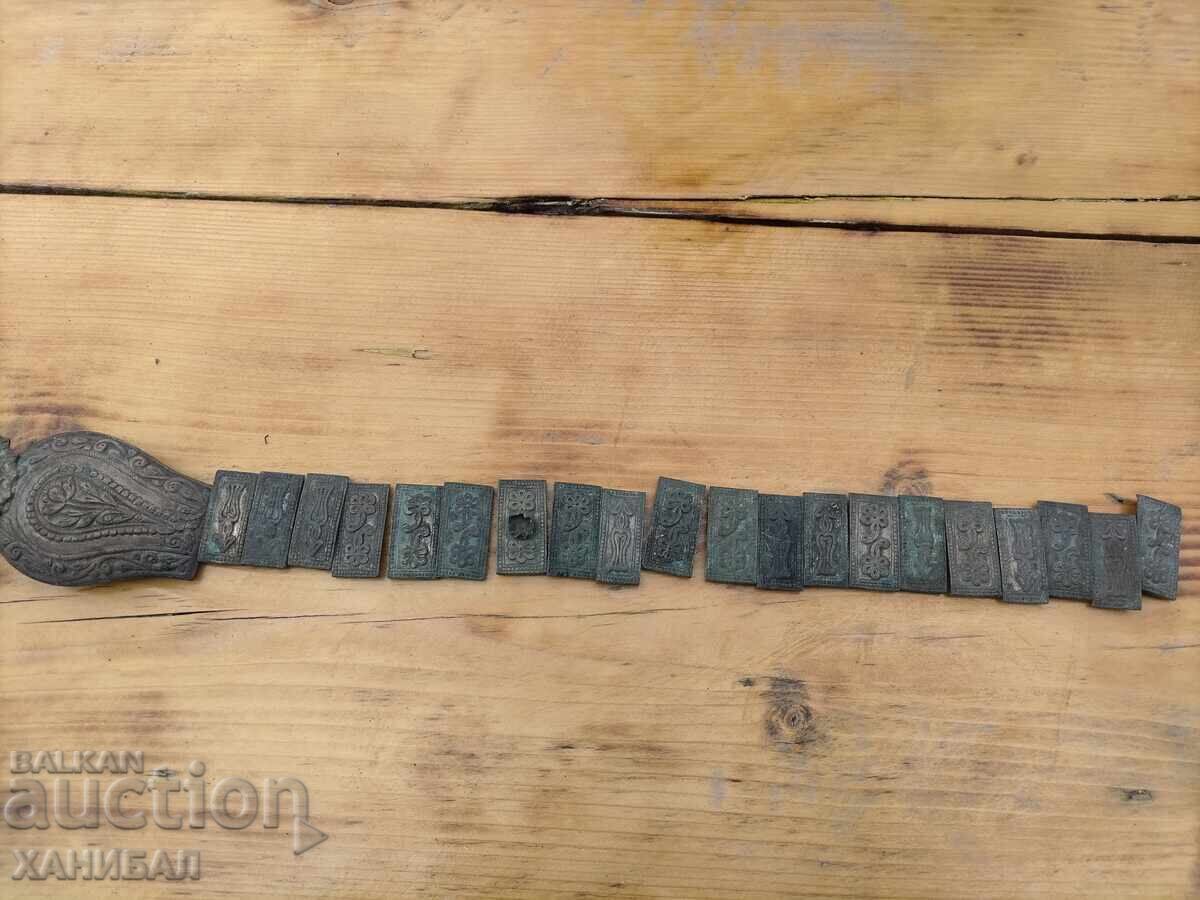 Livrarea CUREA DIN PERIOADA RENAȘTERII NAȚIONALE, BIJUTERIE, BRĂȚARĂ, PAFTA, TEPELÂK Livrarea CUREA DIN PERIOADA RENAȘTERII NAȚIONALE, BIJUTERIE, BRĂȚARĂ, PAFTA, TEPELÂK