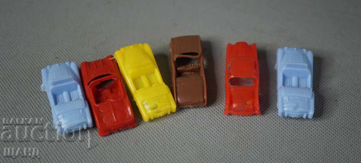 Licitație Lot 6 Jucării vechi din plastic stil comunist model mașinuțe retro