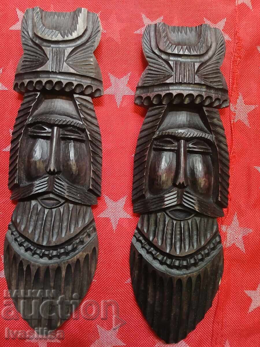 Două sculpturi în lemn bulgărești