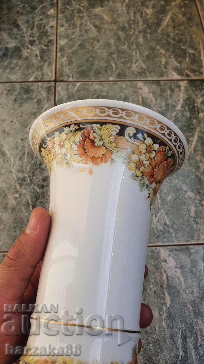 Delivery of Beautiful Kaiser porcelain vase Delivery of Beautiful Kaiser porcelain vase