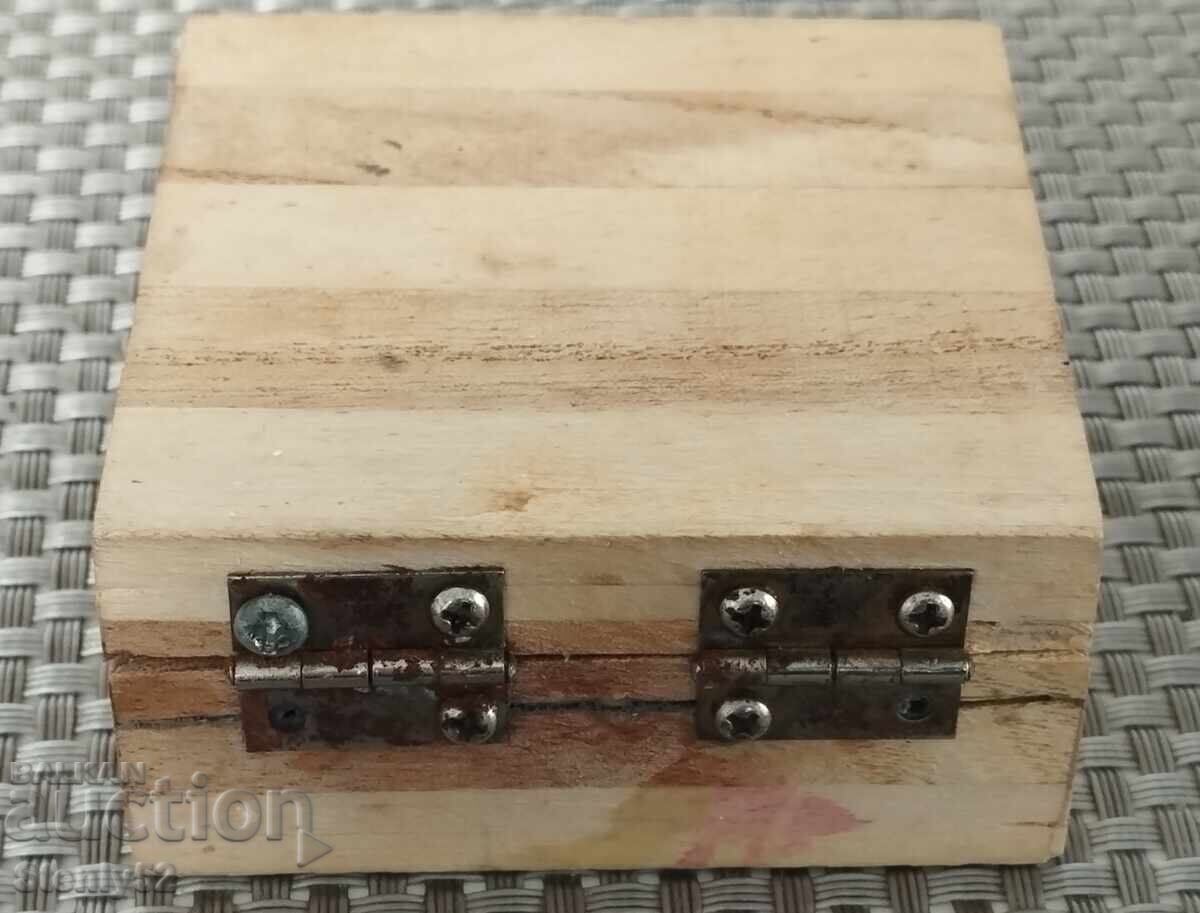 Licitație Cutie mini din lemn, solniță 7/7/3 cm