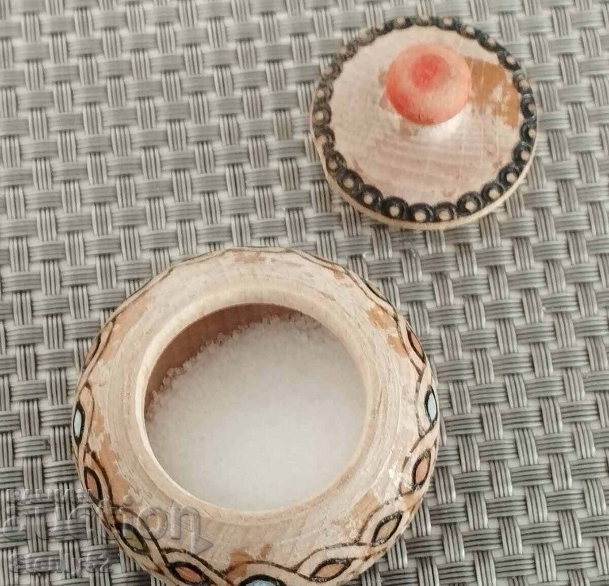 Mini cutie din lemn, solniță, capac cu diametrul de 5 cm cu preț € 4.00 | 7.82 BGN