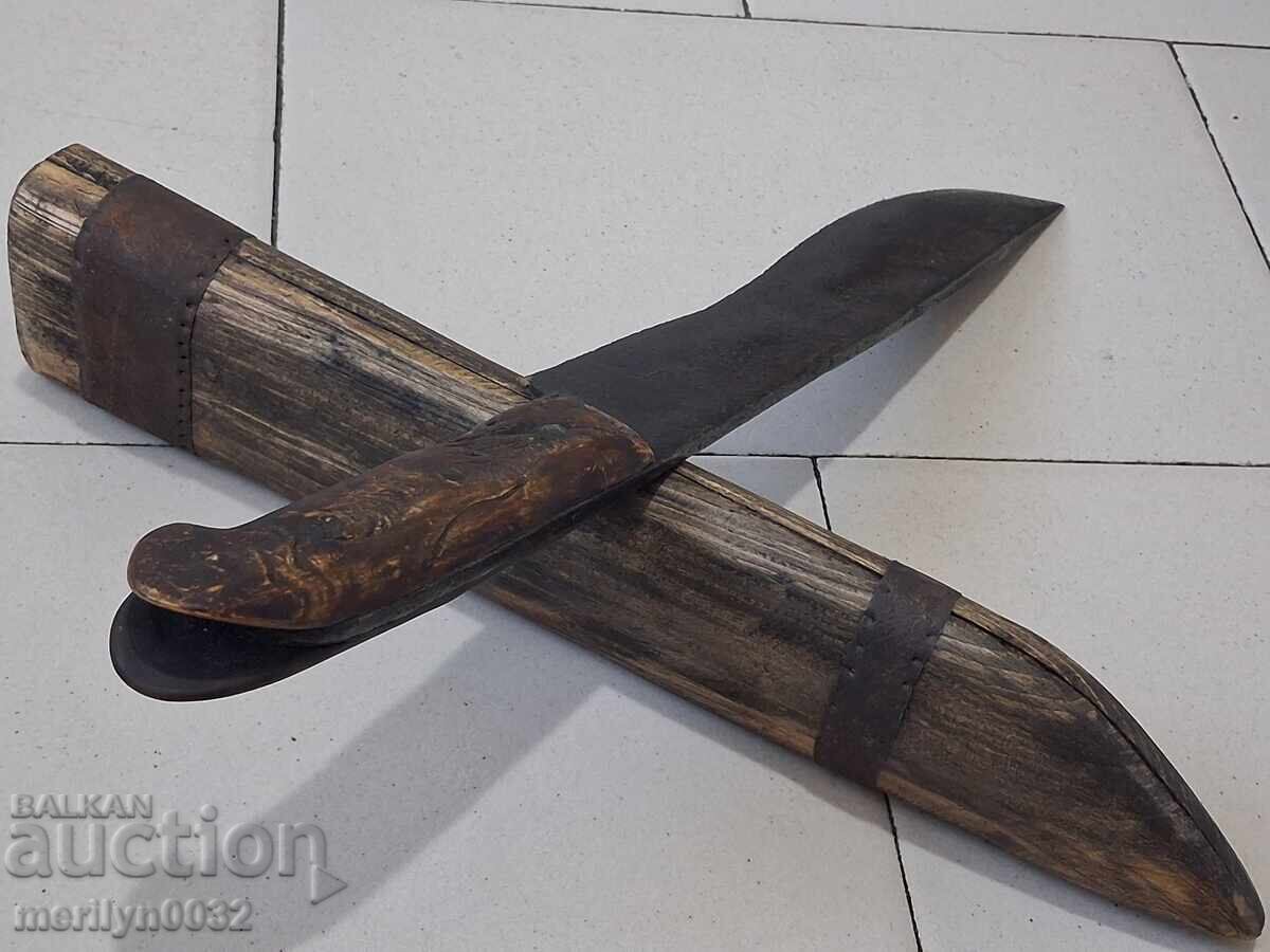 Cuțit de bivolar cu plăsele din corn de bivol, tip karakulak, cu teacă