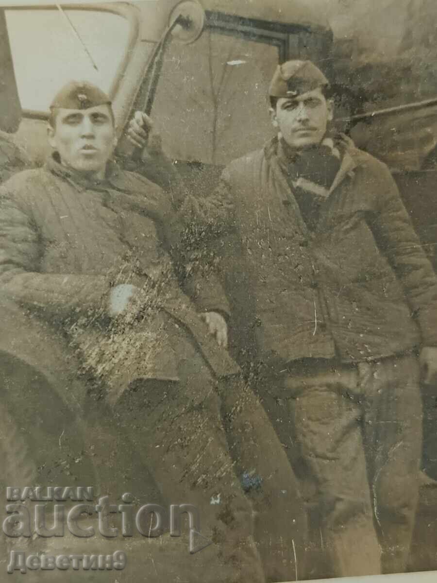 Licitație Doi militari lângă un camion - Lom 1968