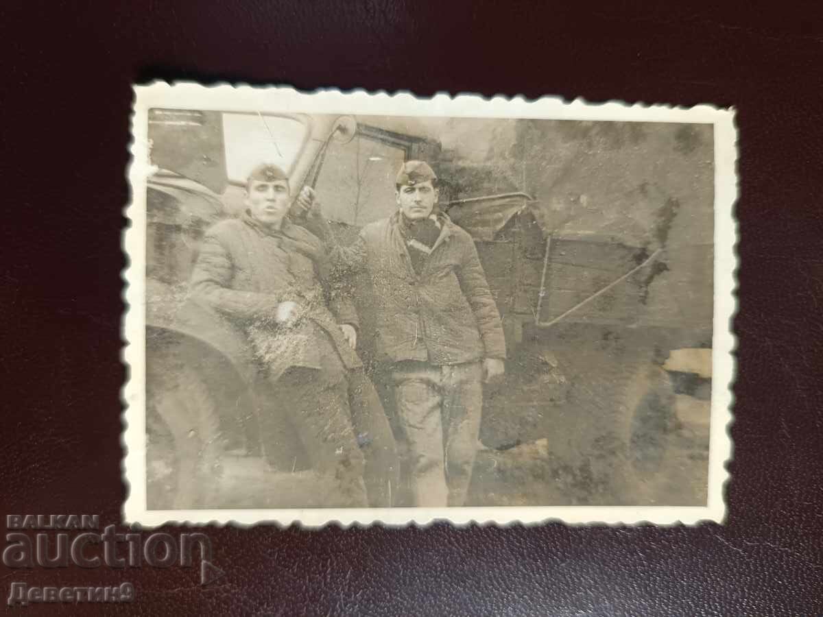 Doi militari lângă un camion - Lom 1968