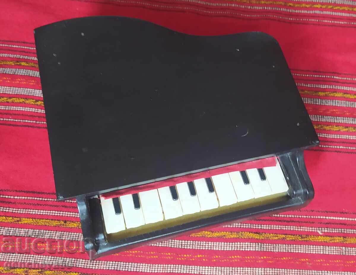 PIAN RETRO PENTRU COPII cu preț € 15.00 | 29.34 BGN