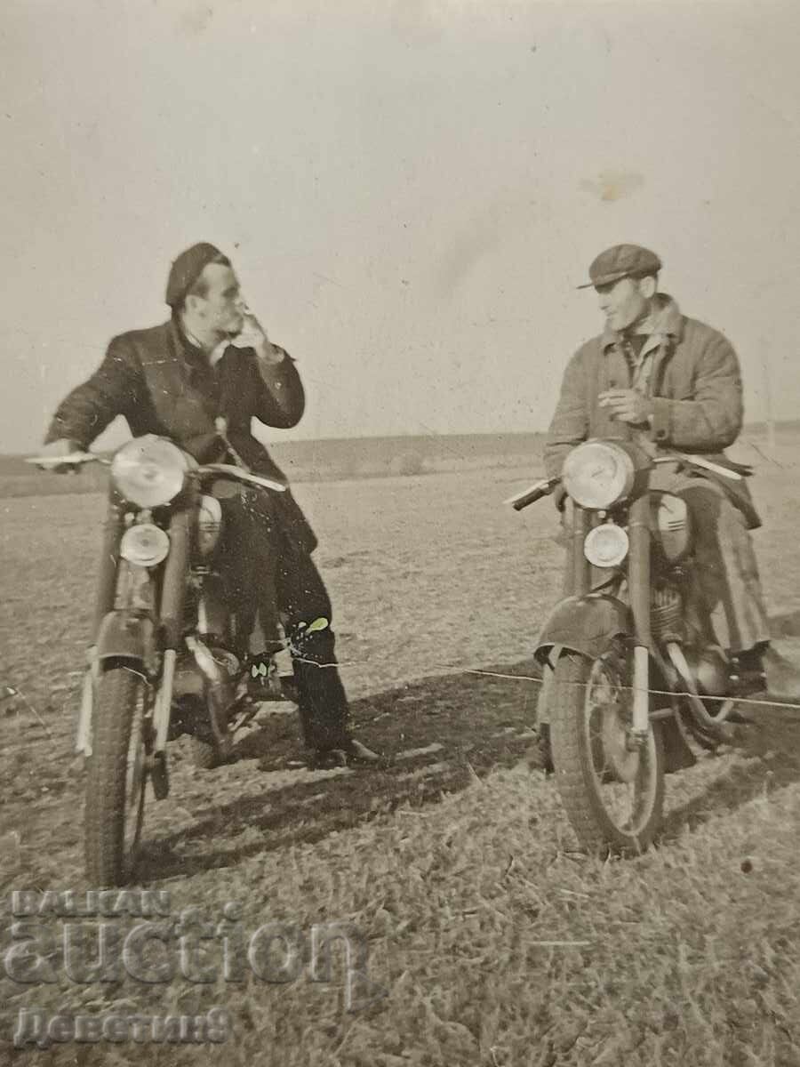 Licitație Doi motocicliști pe o pajiște (regiunea V. Târnovo)