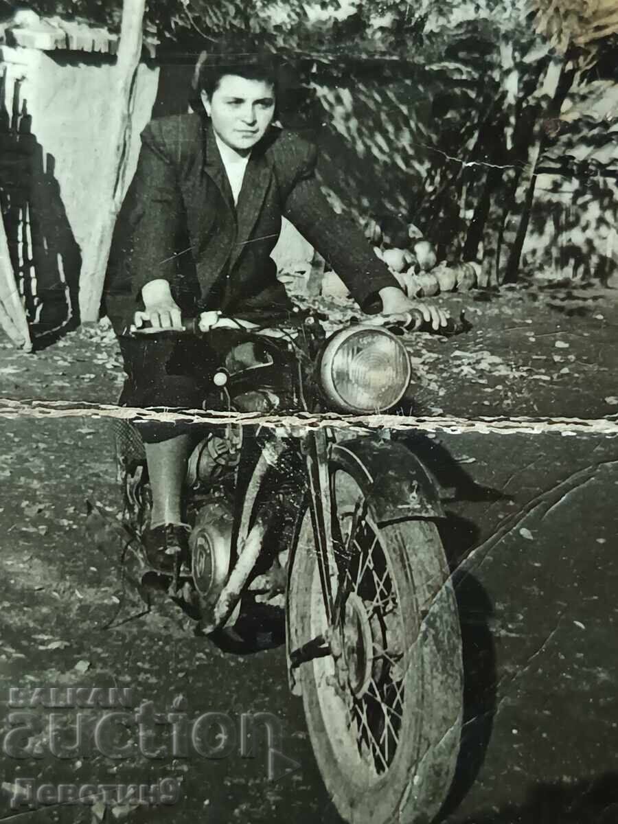 Licitație Doamnă cu motocicletă în curte - 1954 (V. Târnovo)