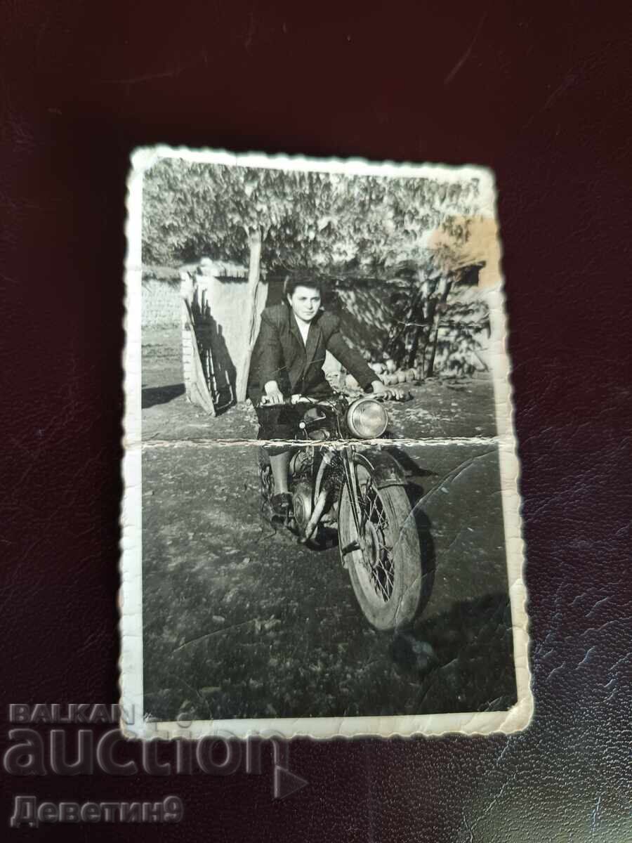 Doamnă cu motocicletă în curte - 1954 (V. Târnovo)