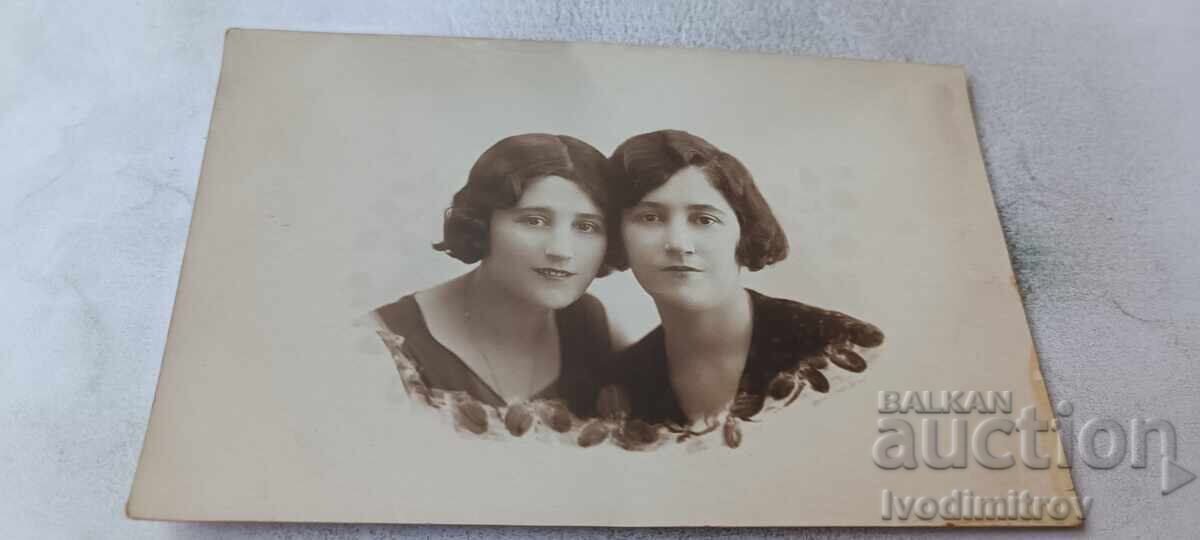 Photo Two young girls Photo Two young girls