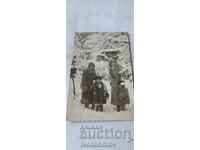 Снимка Плевенъ Две жени и момиче в парка през зимата 1930