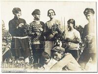 SMALL OLD PHOTO OF HIGH SCHOOL STUDENTS AT GRAPE HARVEST ZH638